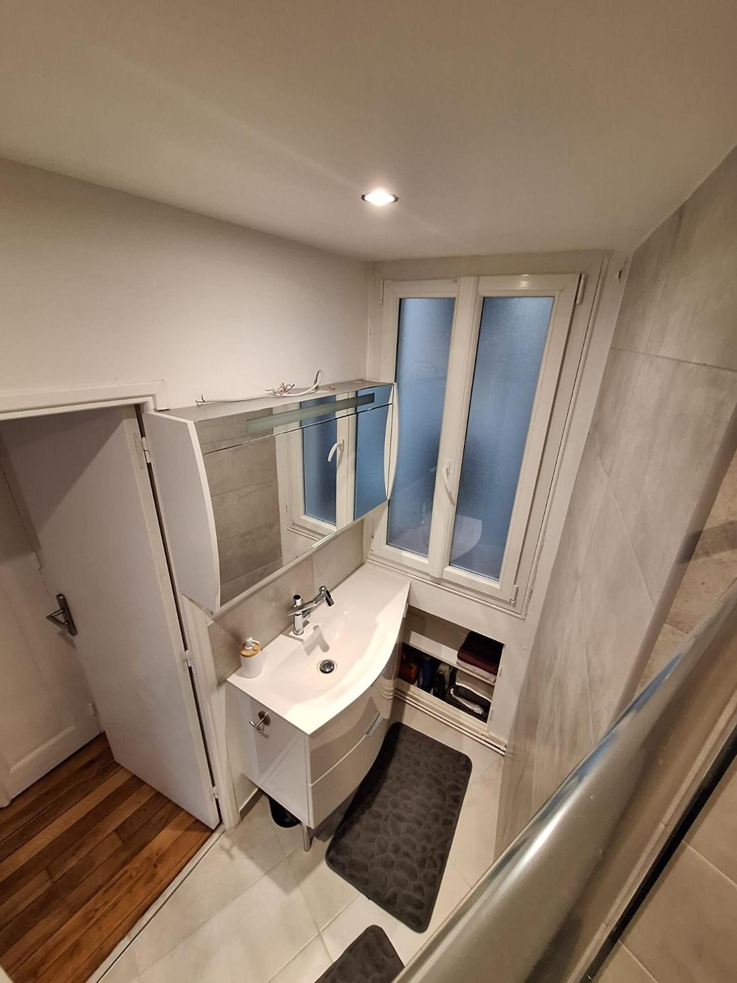 Read Well - Spare Double Bedroom In Cosy Close To Convention Center In 15th District Apartment *
