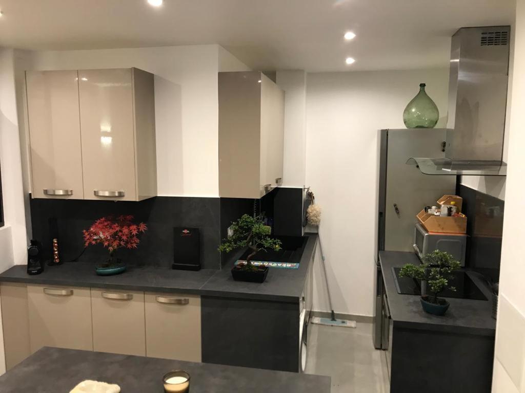 Read Well - Spare Double Bedroom In Cosy Close To Convention Center In 15th District Apartment
