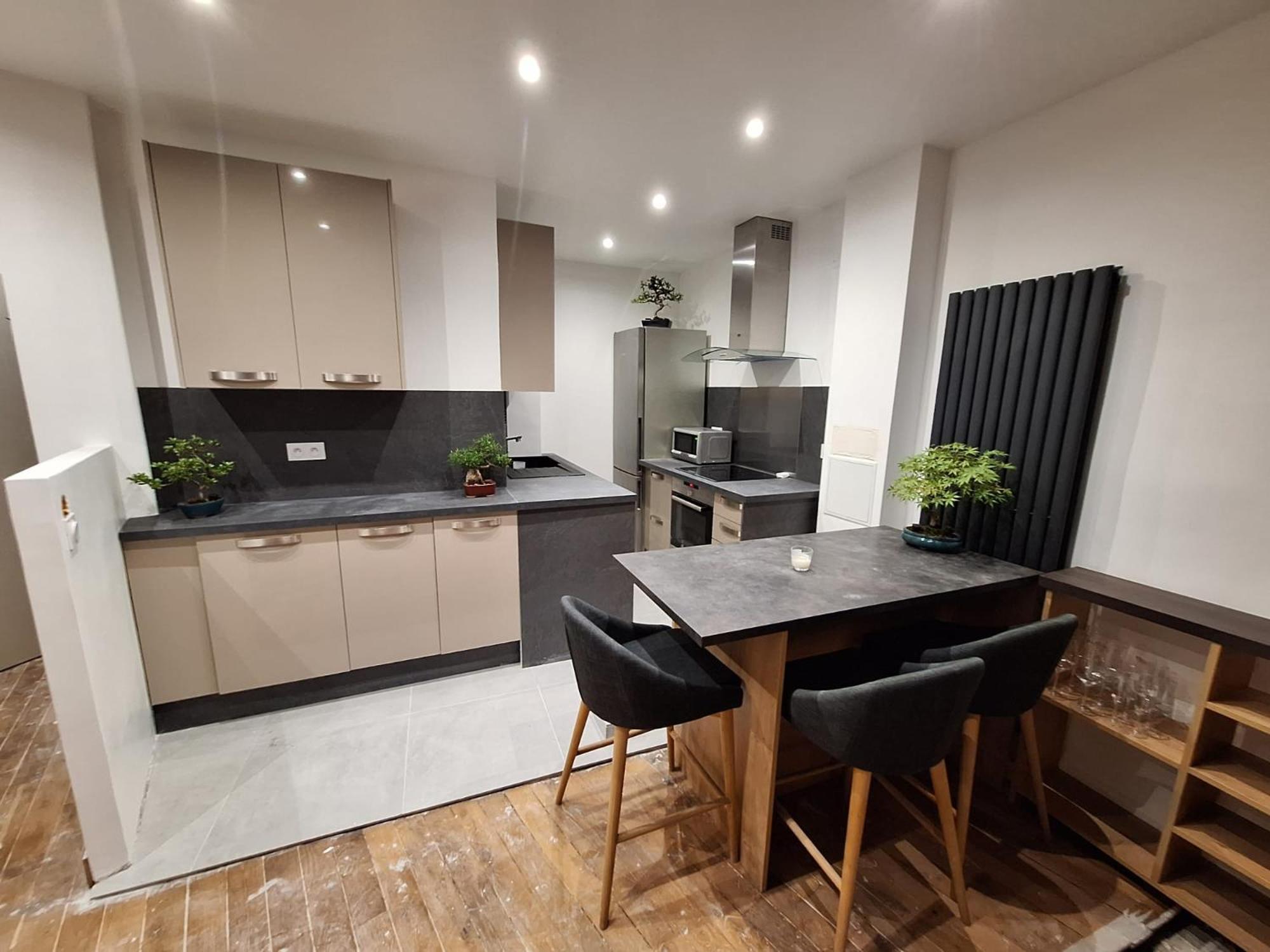 Read Well - Spare Double Bedroom In Cosy Close To Convention Center In 15th District Apartment *