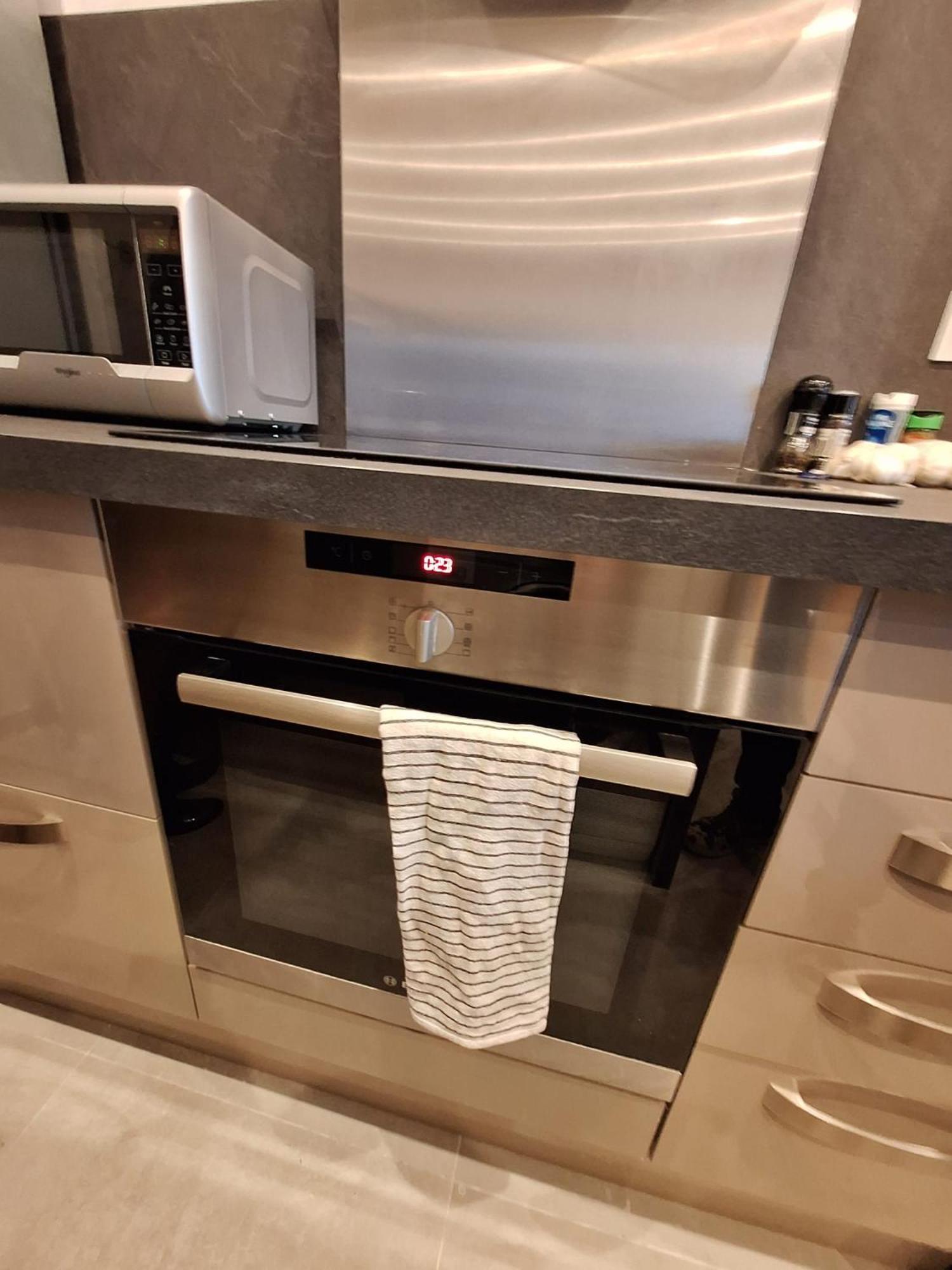 Read Well - Spare Double Bedroom In Cosy Close To Convention Center In 15th District Apartment *