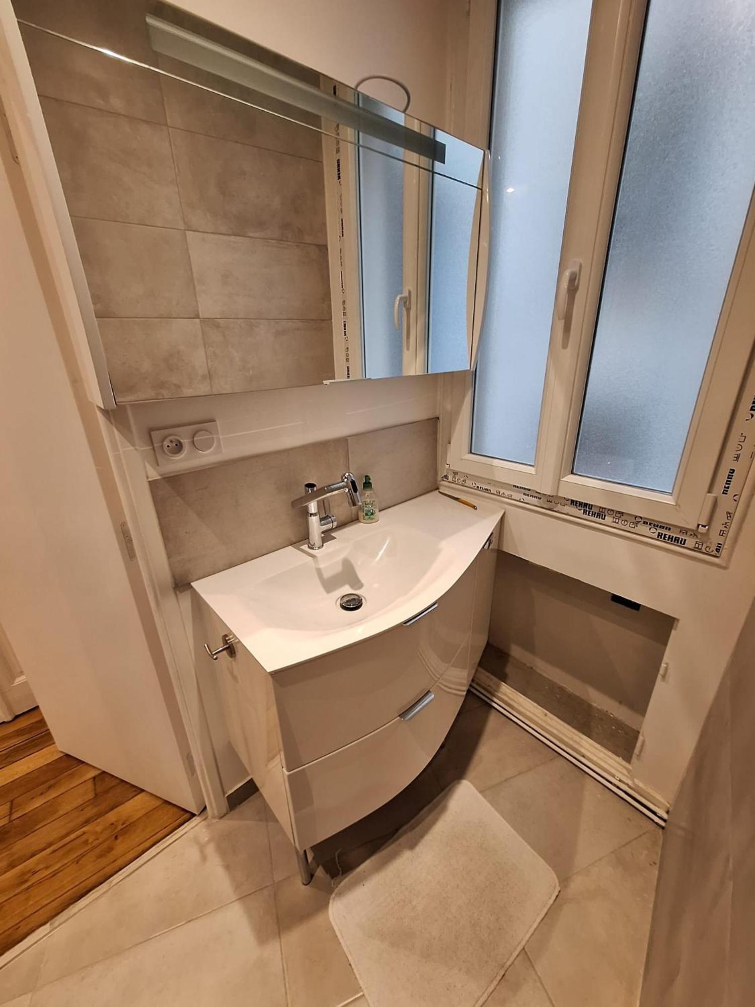 Read Well - Spare Double Bedroom In Cosy Close To Convention Center In 15th District Apartment
