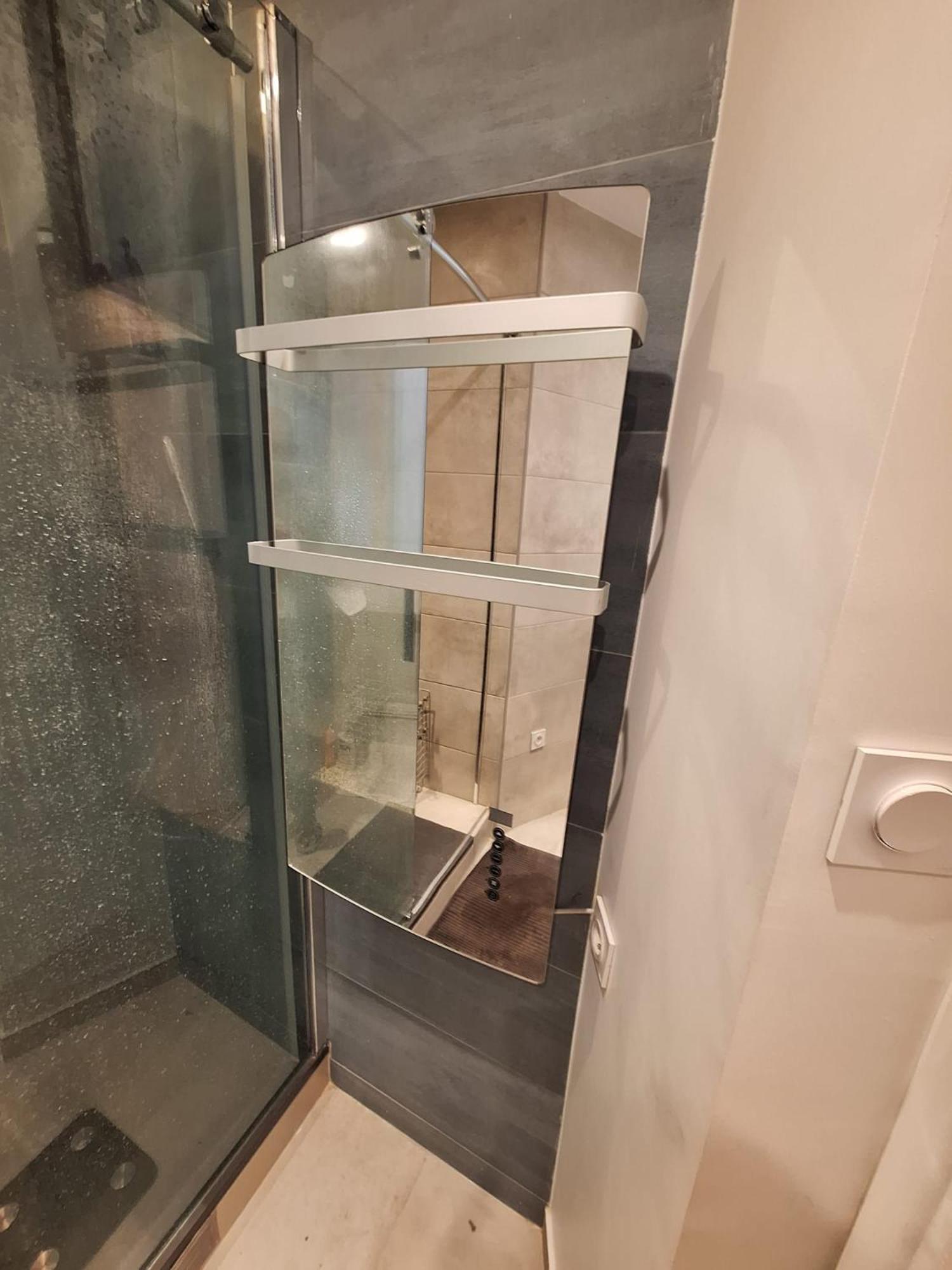 Read Well - Spare Double Bedroom In Cosy Close To Convention Center In 15th District Apartment *