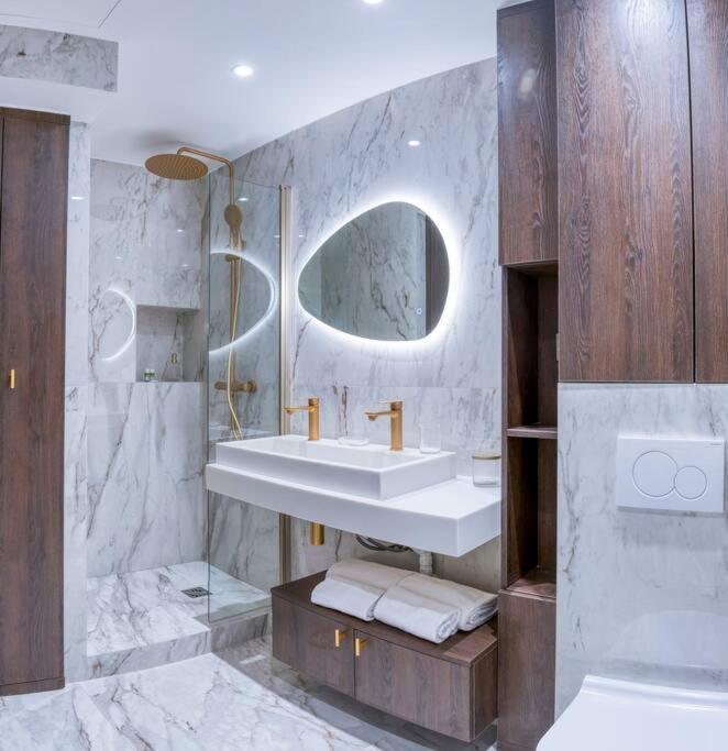 New Luxury Flat - Area *