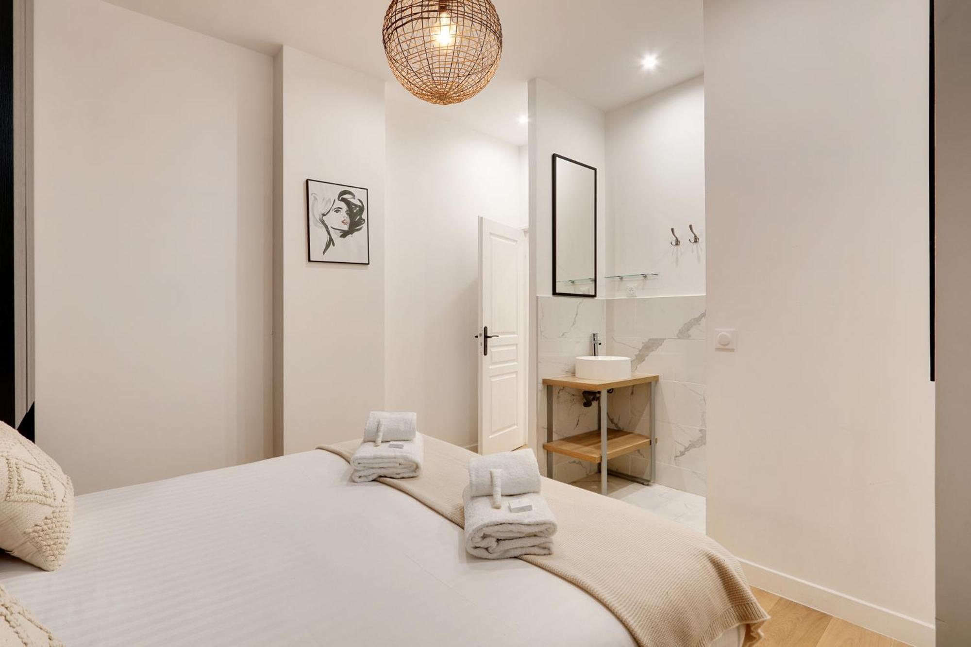 Pick A Flat's In Montmartre - Rue Pierre Fontaine *