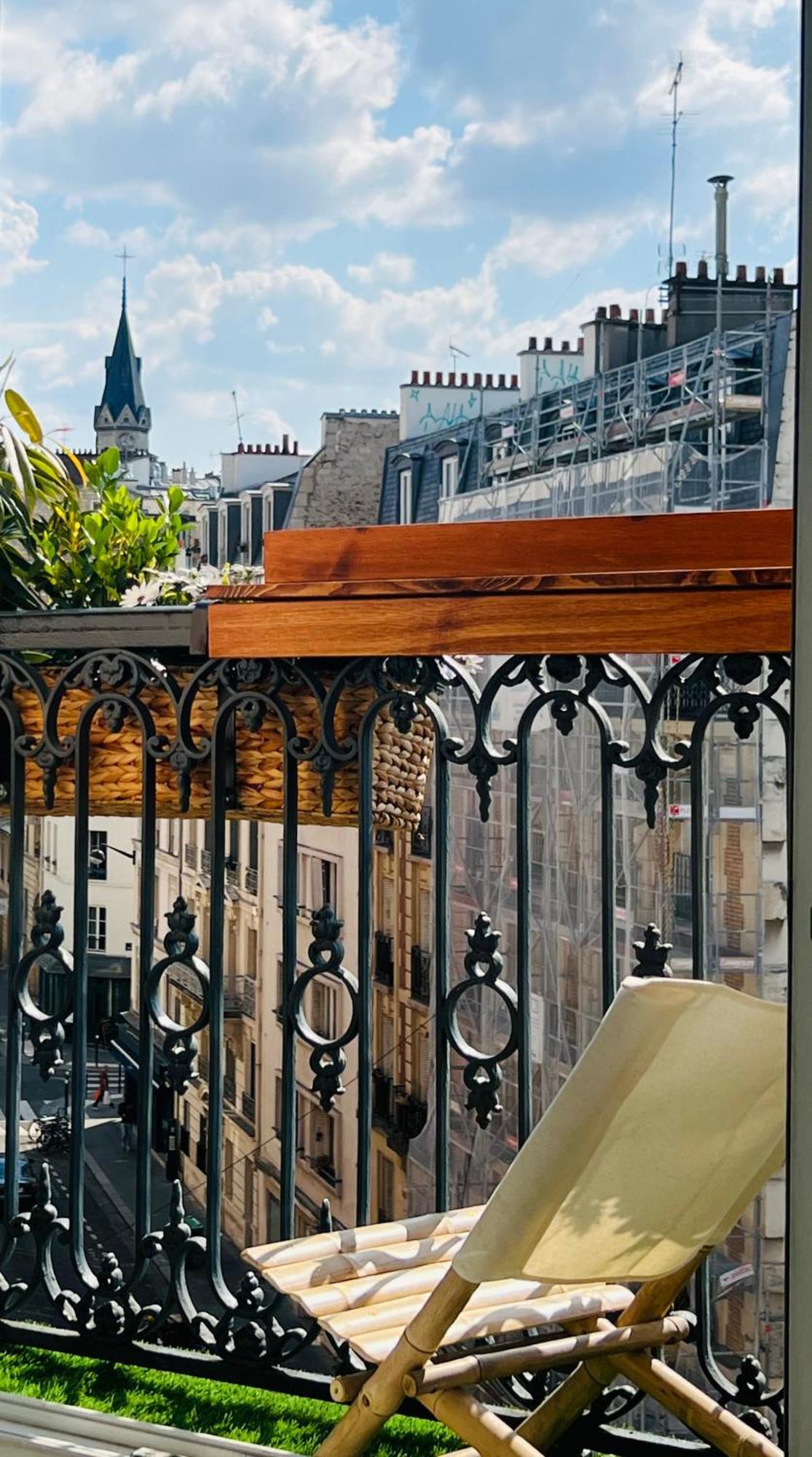 Vue Montmartre & Balcon *