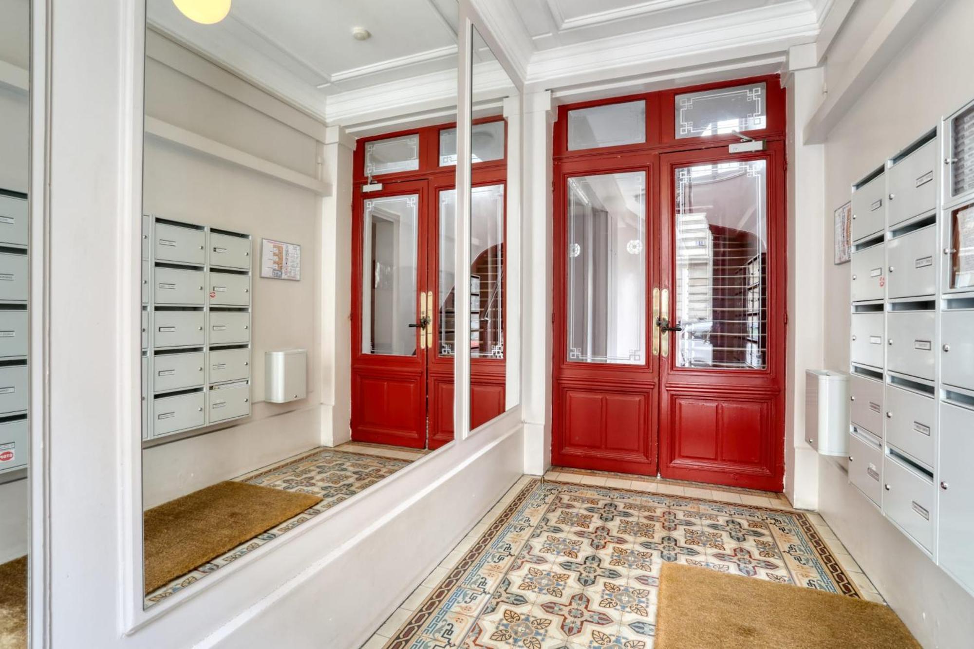 Grand Spacieux Renove Metro Wifi Apartment *