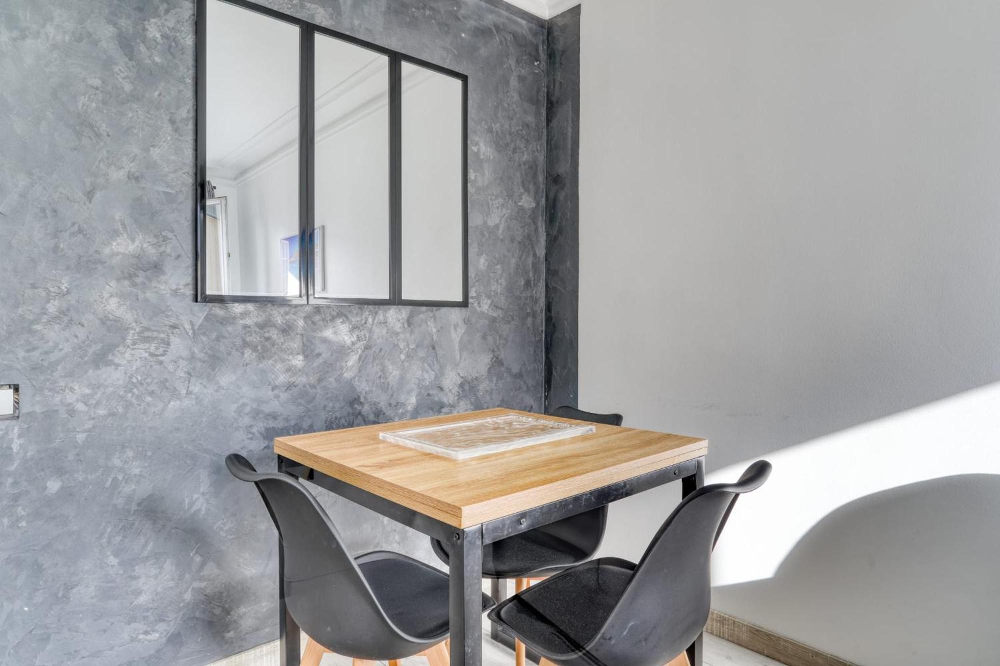 Grand Spacieux Renove Metro Wifi Apartment *