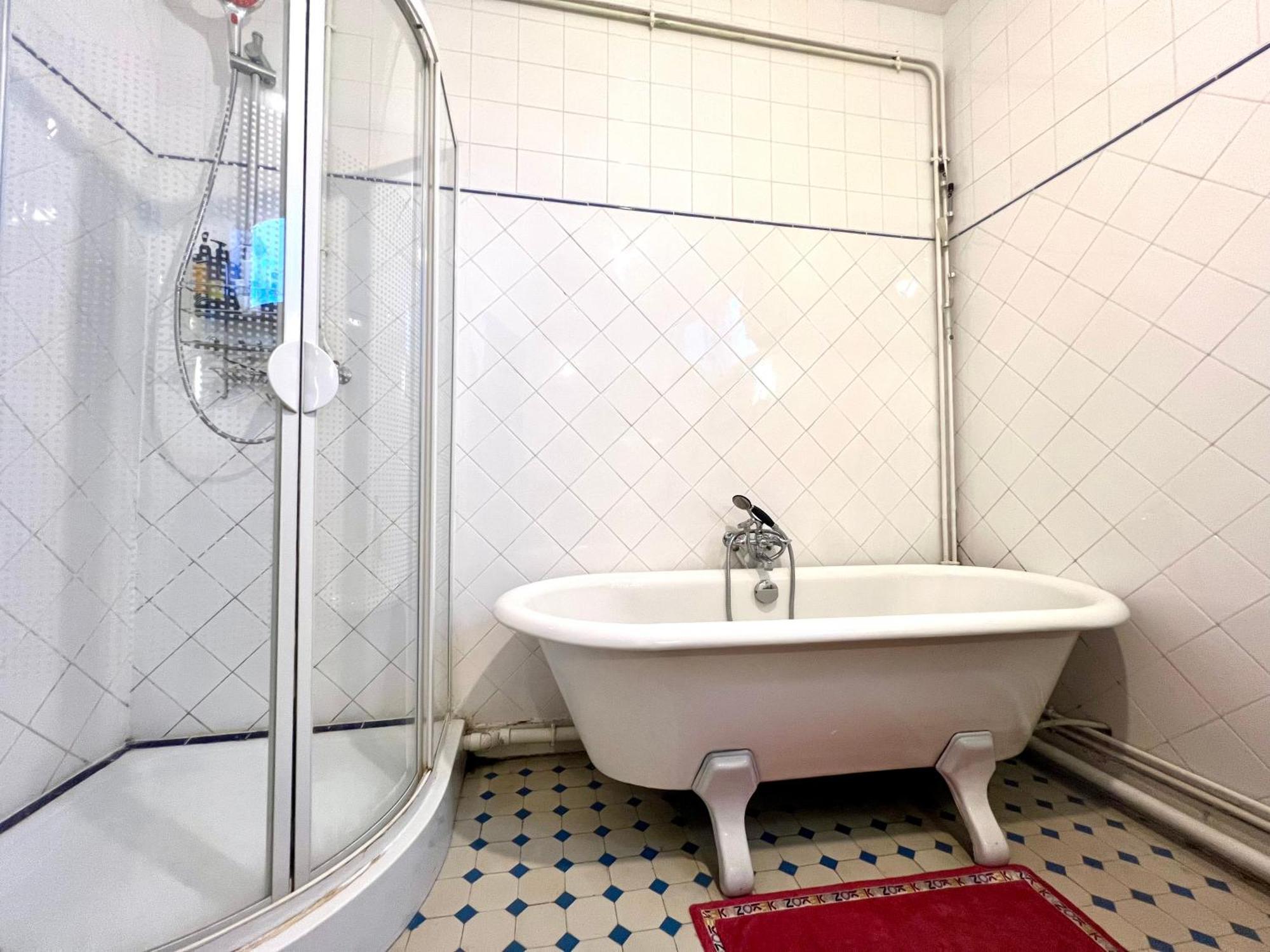 2 Bedrooms Chic 18th District Apartment