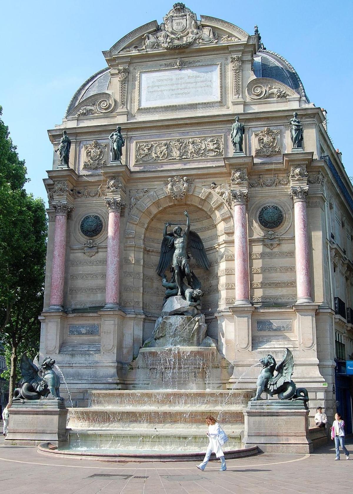 5e Arr Place Saint Michel * Paris