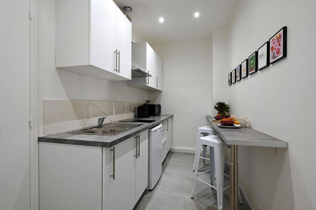 Fresh & Floral - Large Studio For 4 - Batignolles Apartment
