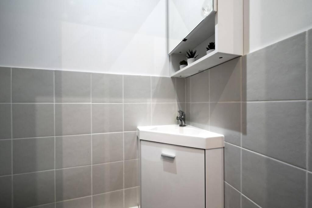 Apartment Fresh & Floral - Large Studio For 4 - Batignolles