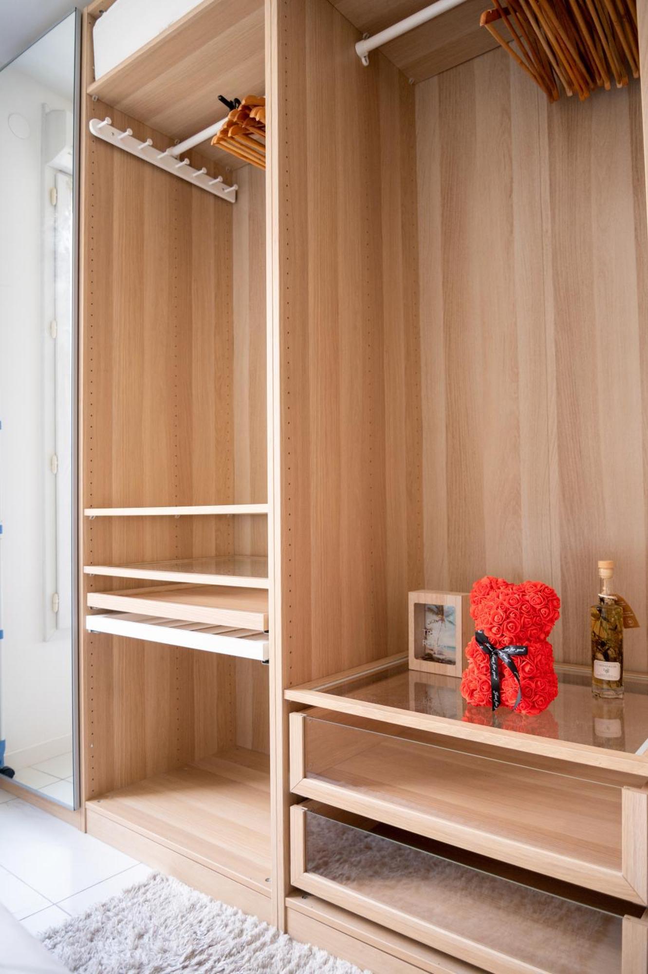 Entier Avec Balcon Sur Cour A Appartement *