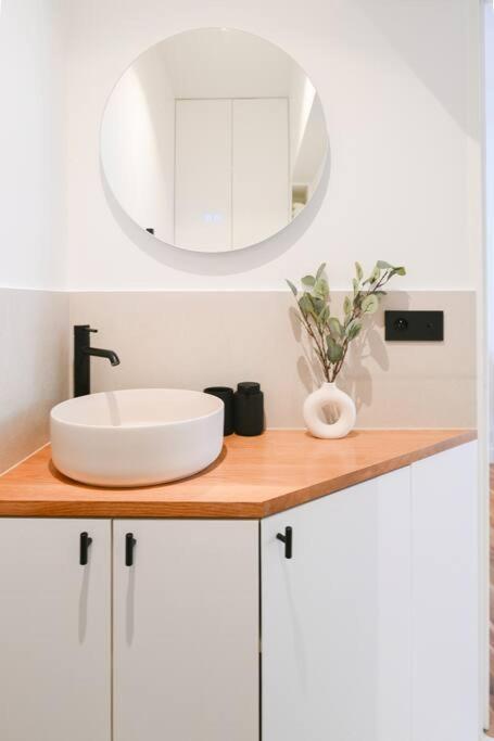 We Parisian The Marais Cozy Apartment