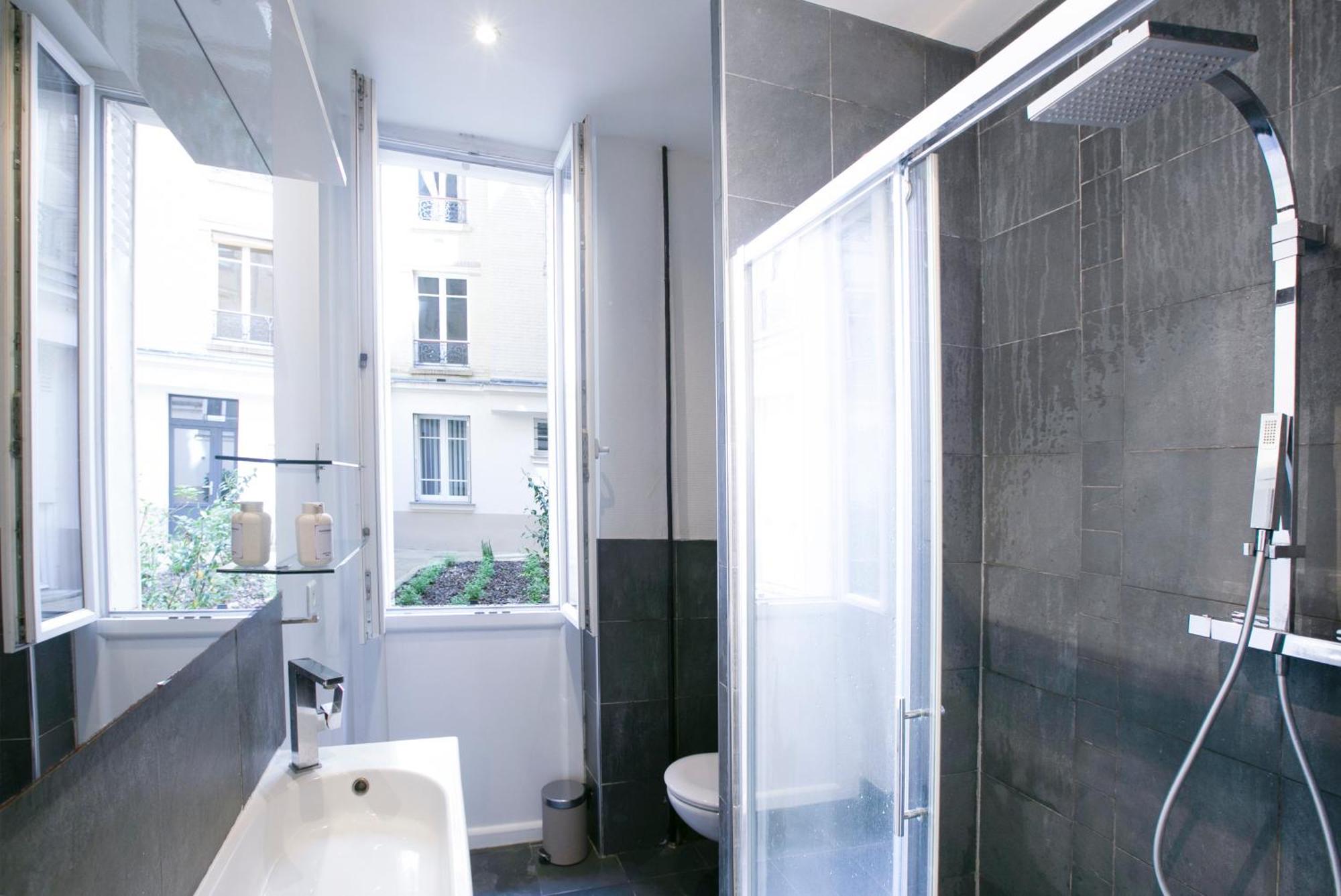 Warm 2 Bedrooms - C38 * Paris
