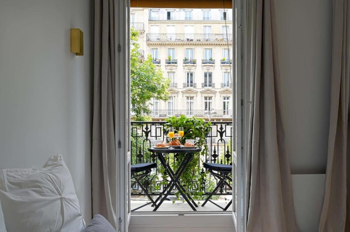 Large Luxury Flat Next To Champs Elysee Paris