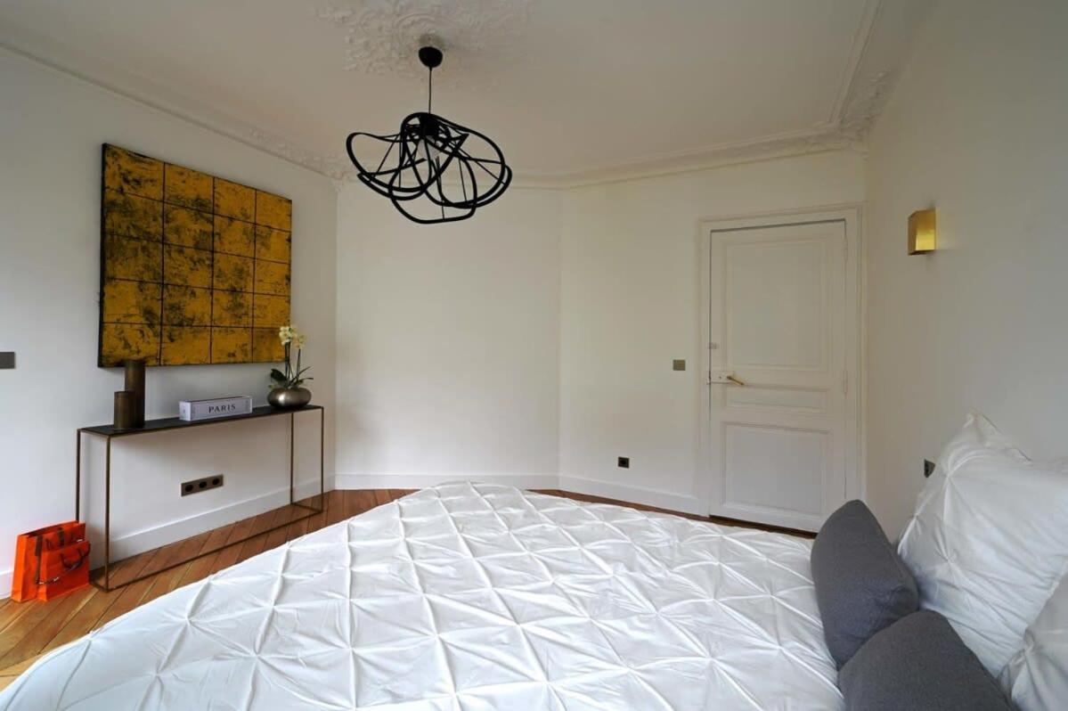 Large Luxury Flat Next To Champs Elysee *