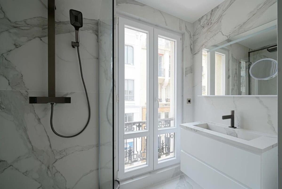 Large Luxury Flat Next To Champs Elysee