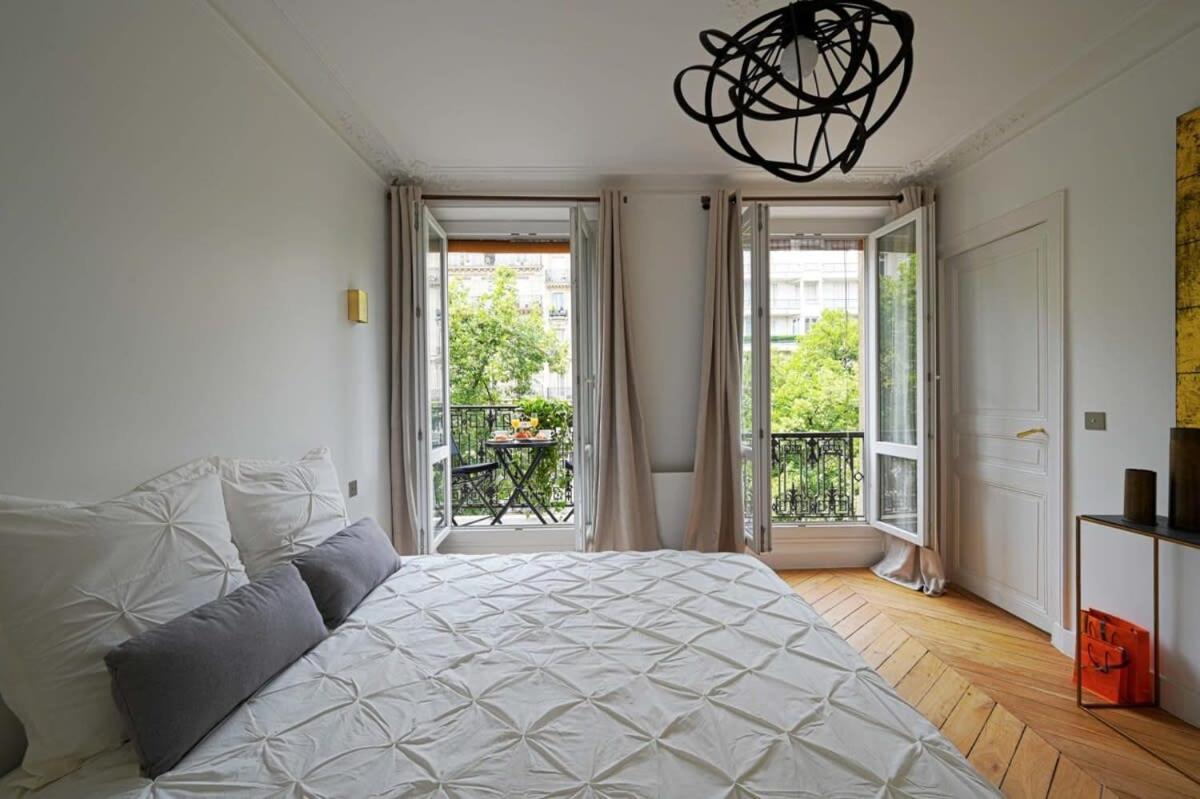 Large Luxury Flat Next To Champs Elysee