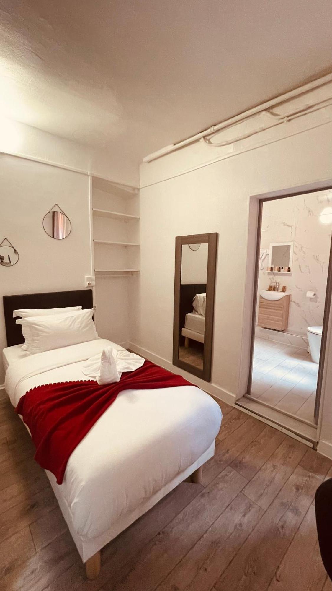 Louvain Hotel *