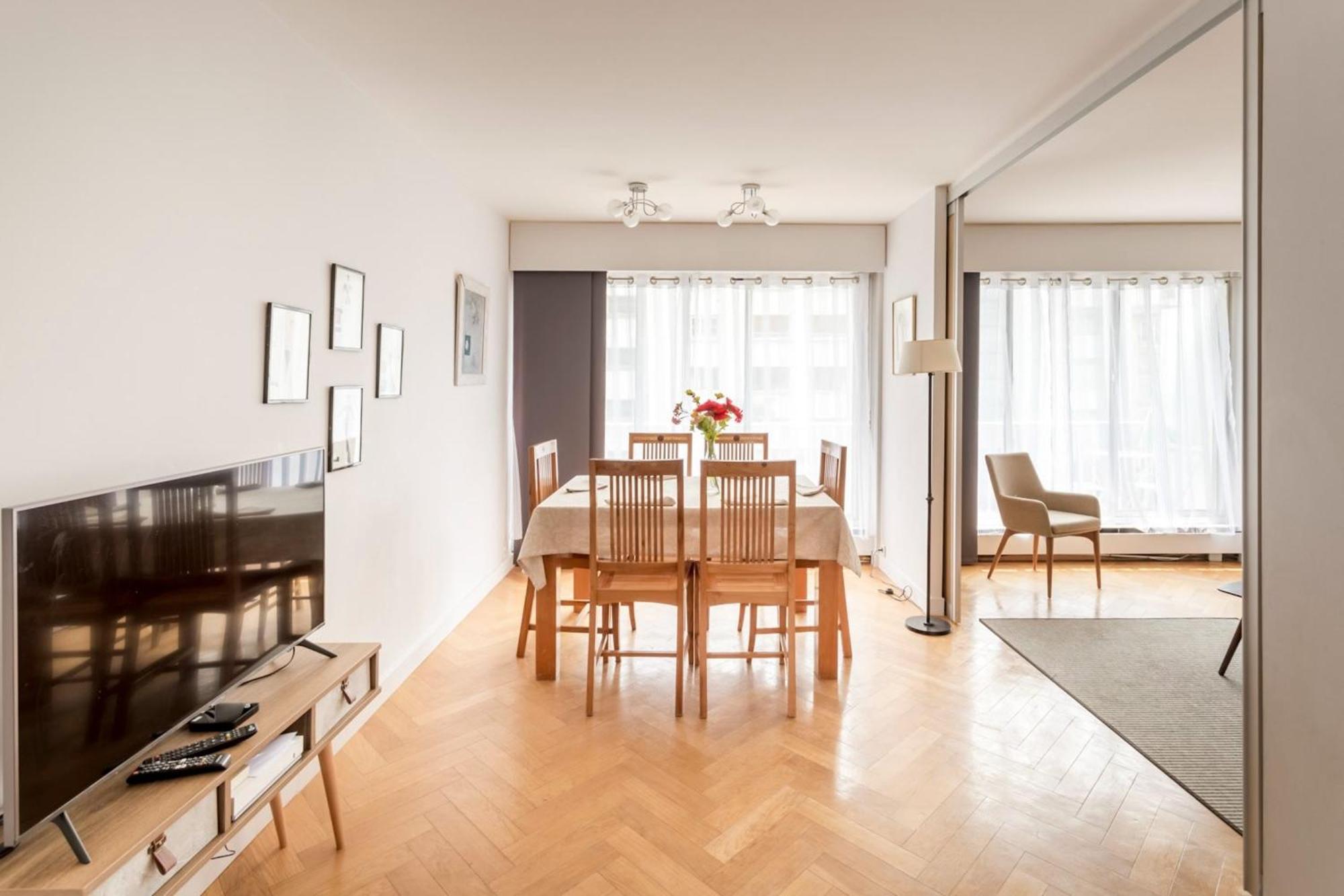 Eiffel Tower - 2br With Balcony - Cityapartmentstay *