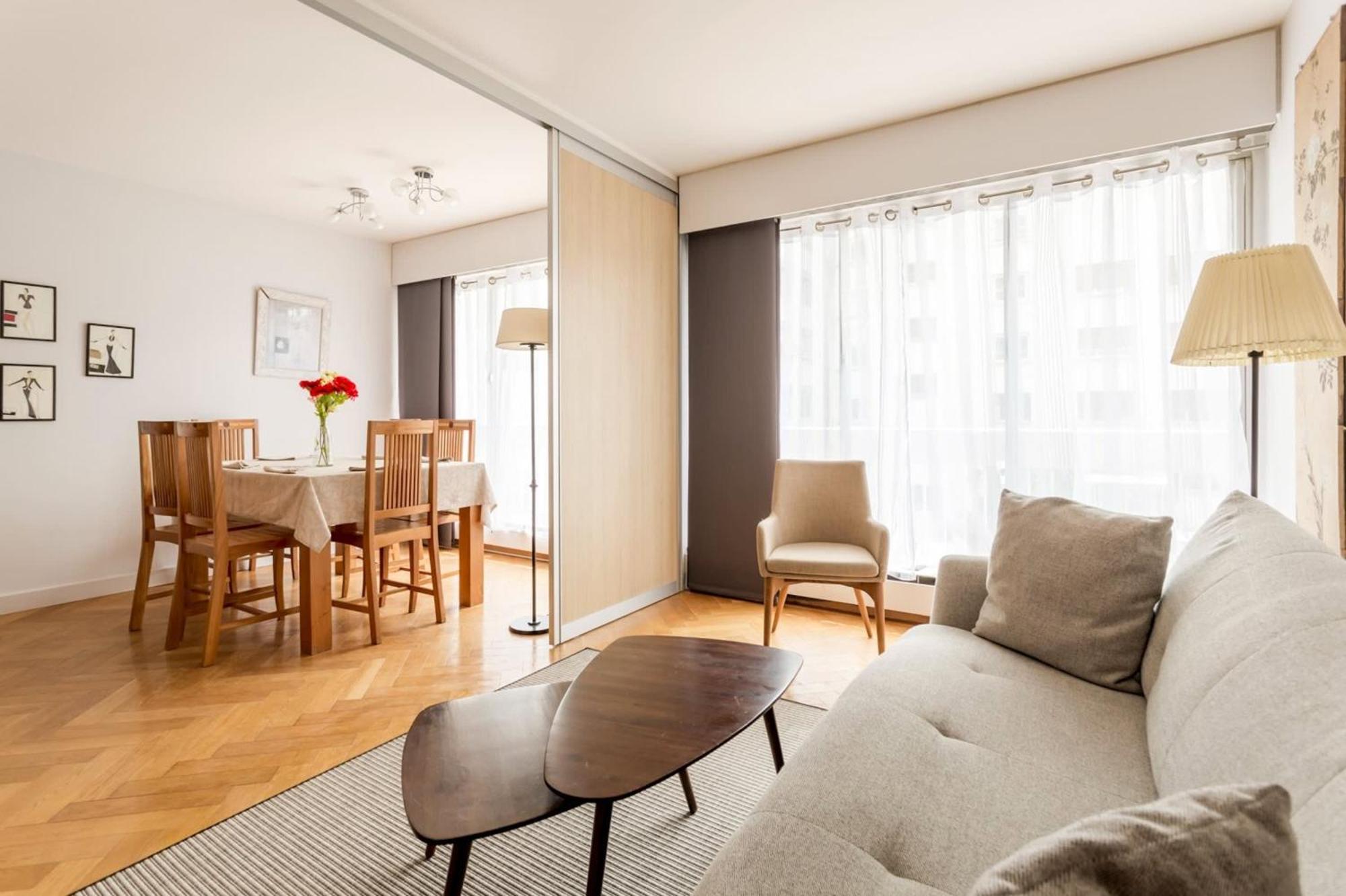 Eiffel Tower - 2br With Balcony - Cityapartmentstay *