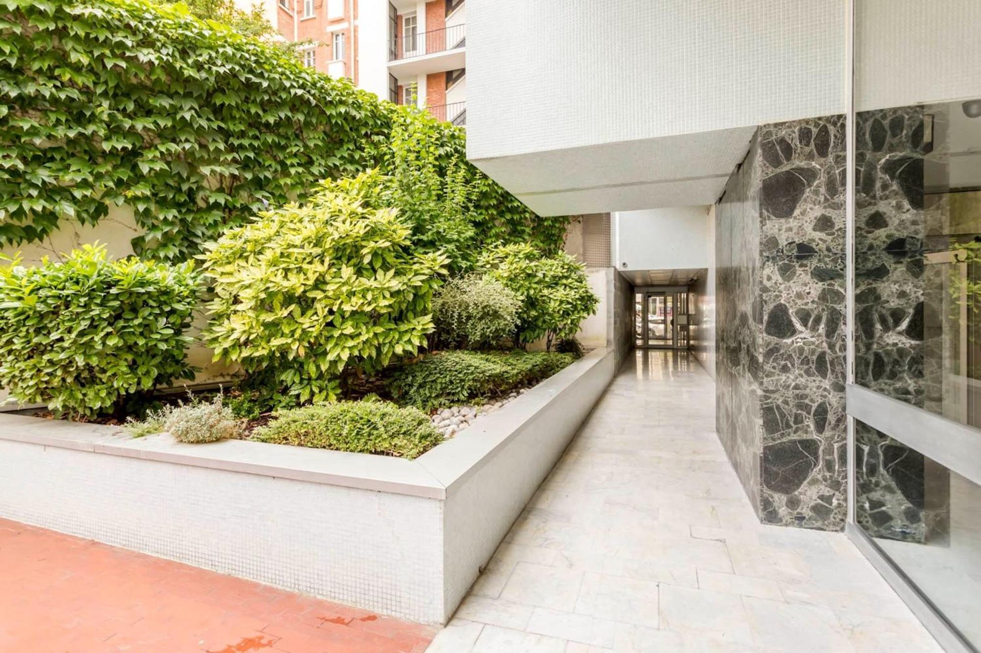 Appartement Eiffel Tower - 2br With Balcony - Cityapartmentstay