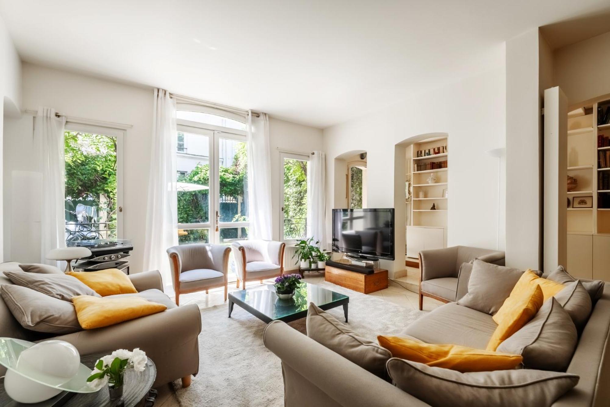 Veeve - Gilded Garden Splendour Apartment Paris