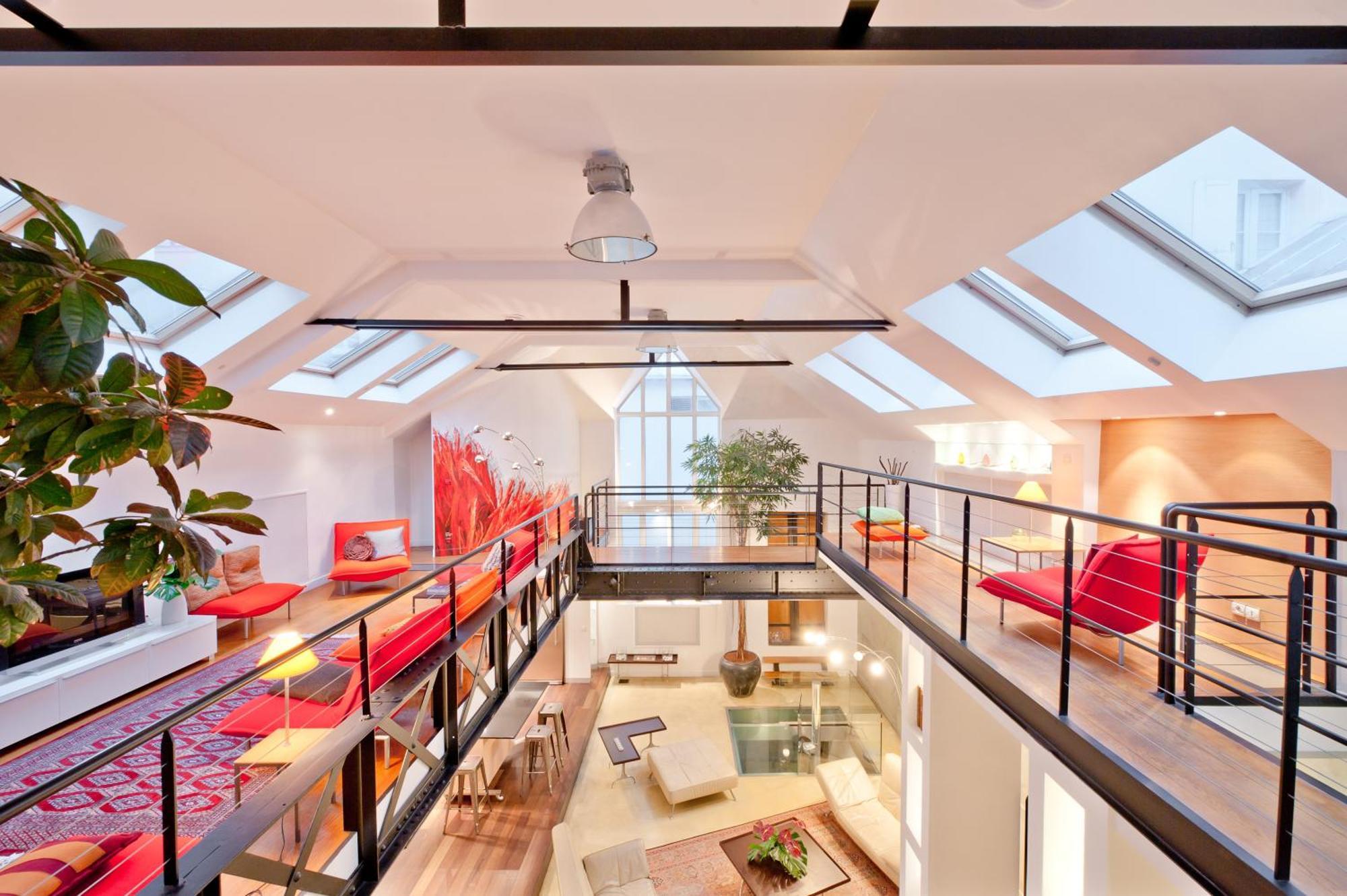 Luxury Two-story Designer Loft In Epicenter - Bright And Spacious