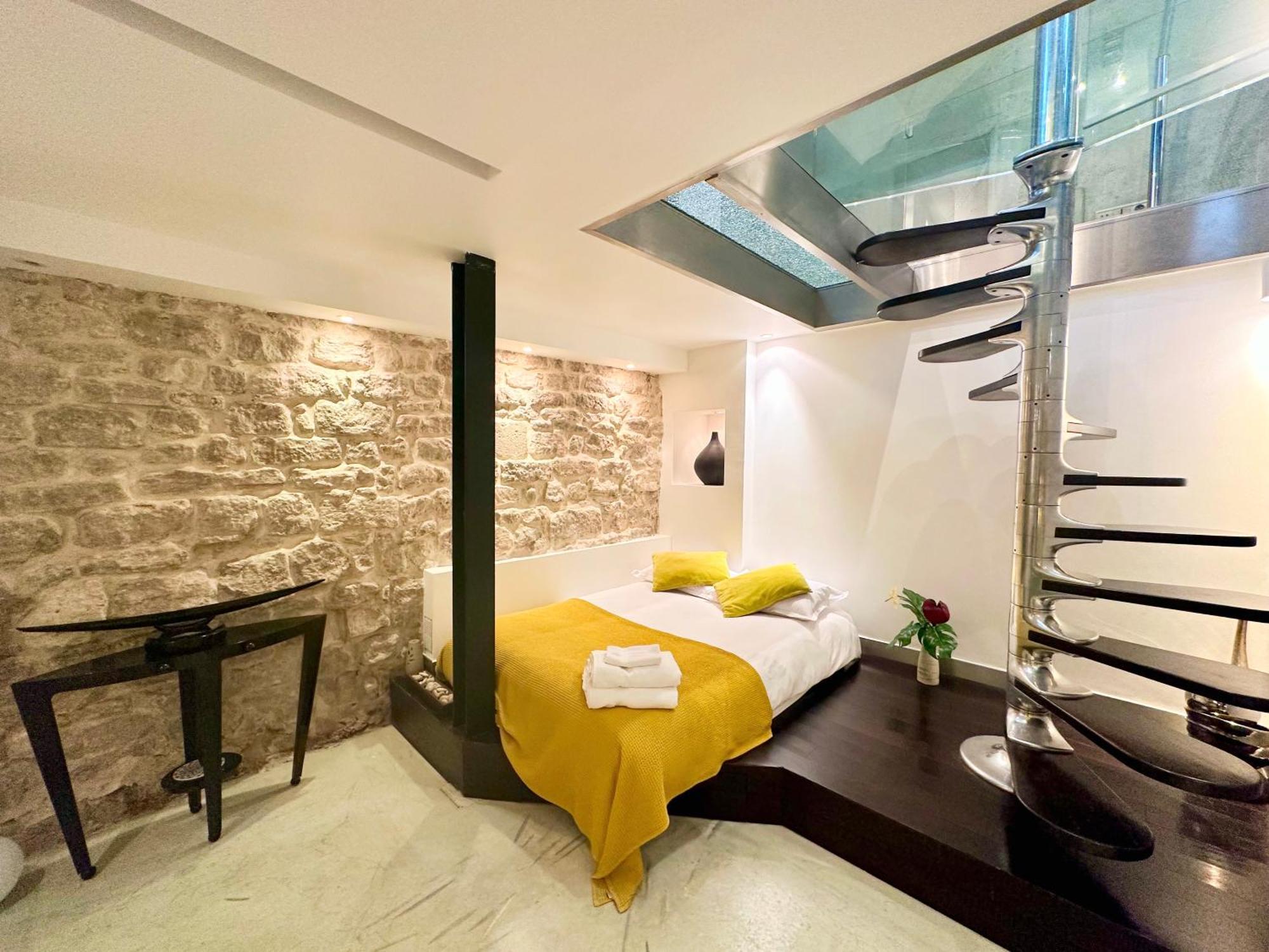 Luxury Two-story Designer Loft In Epicenter - Bright And Spacious Apartment