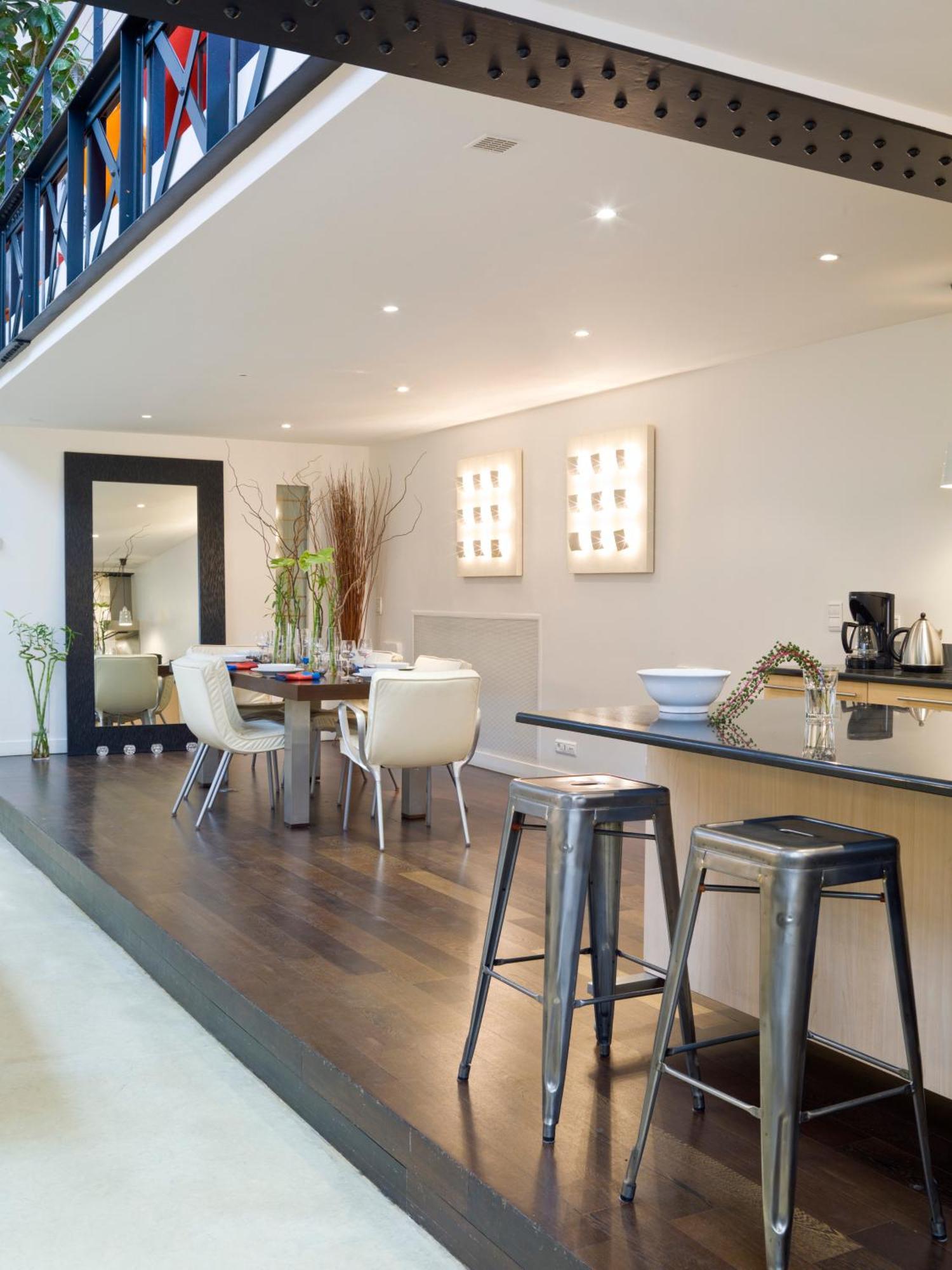 Luxury Two-story Designer Loft In Epicenter - Bright And Spacious