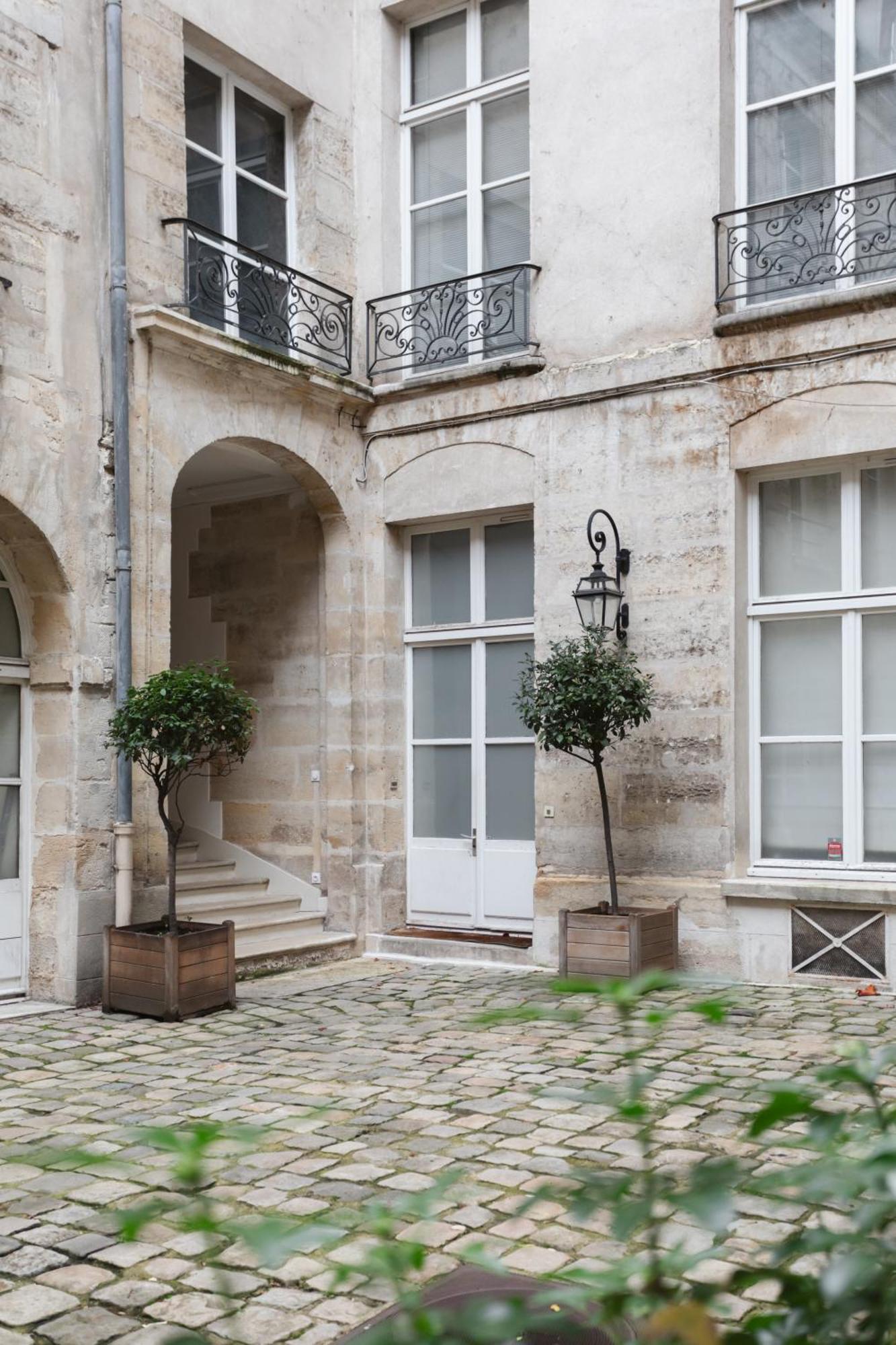 Adresse Prestigieuse: Luxueux Marais Apartment
