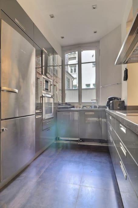 Luxury 3 Bedrooms Near Champs Elysees Paris