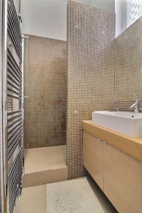 Luxury 3 Bedrooms Near Champs Elysees * Paris