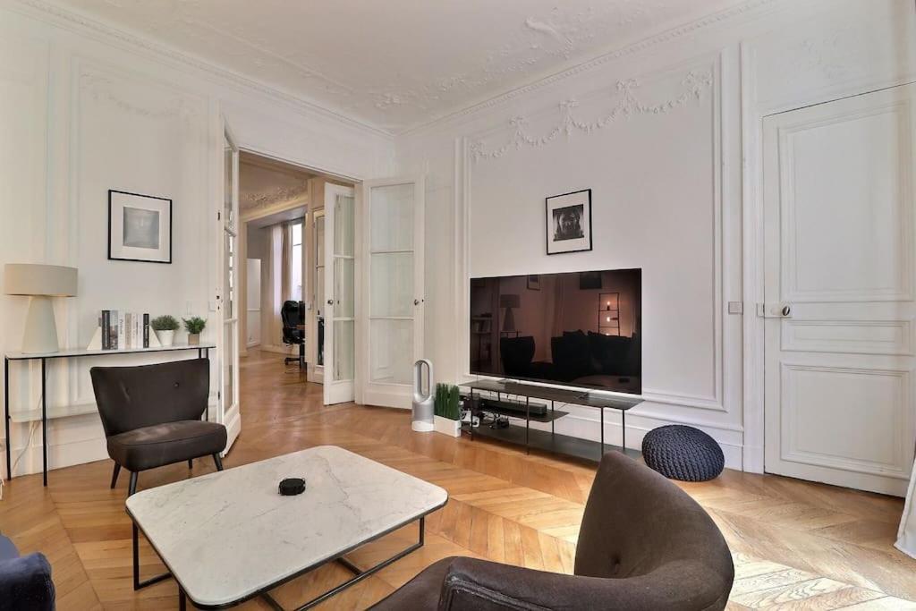Apartment Luxury 3 Bedrooms Near Champs Elysees