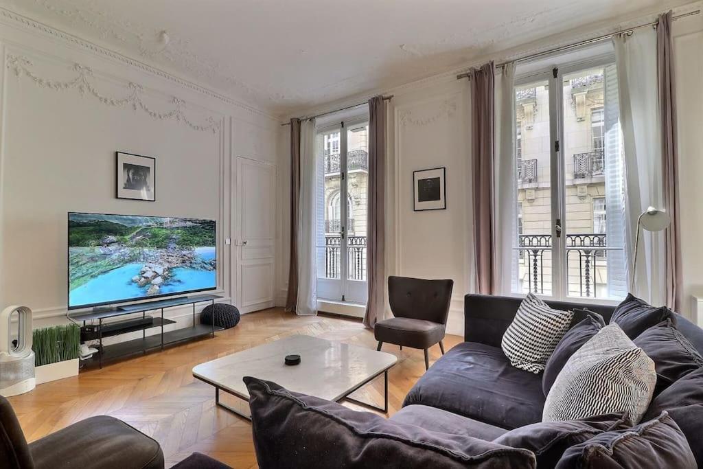 Luxury 3 Bedrooms Near Champs Elysees Paris