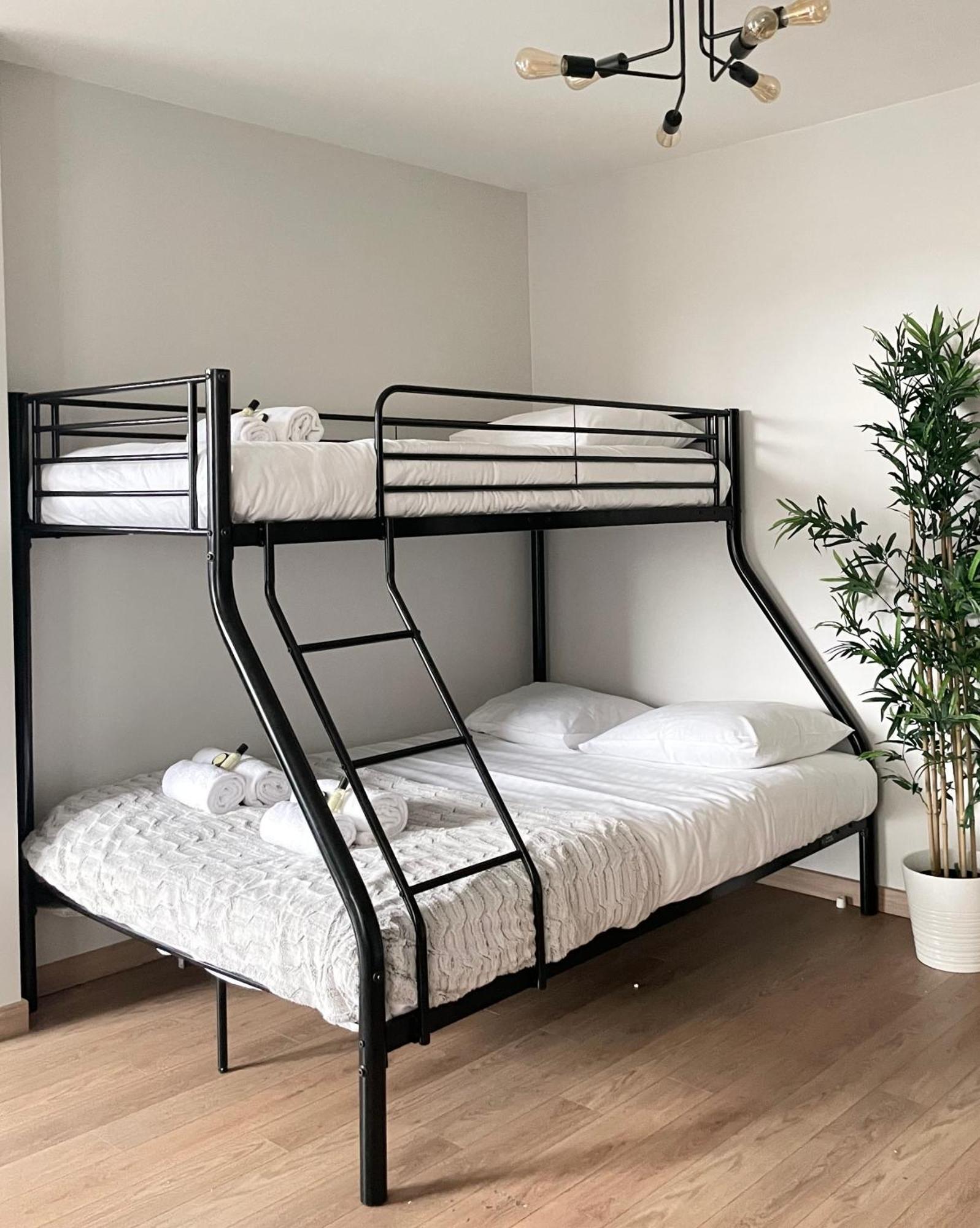 Luxurious & Spacious Flat In Apartment *