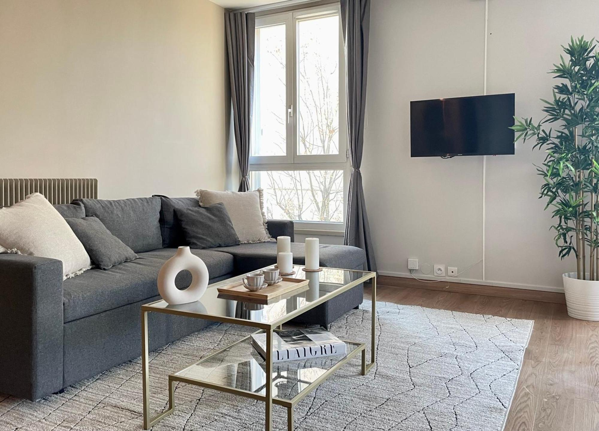 Luxurious & Spacious Flat In Apartment *