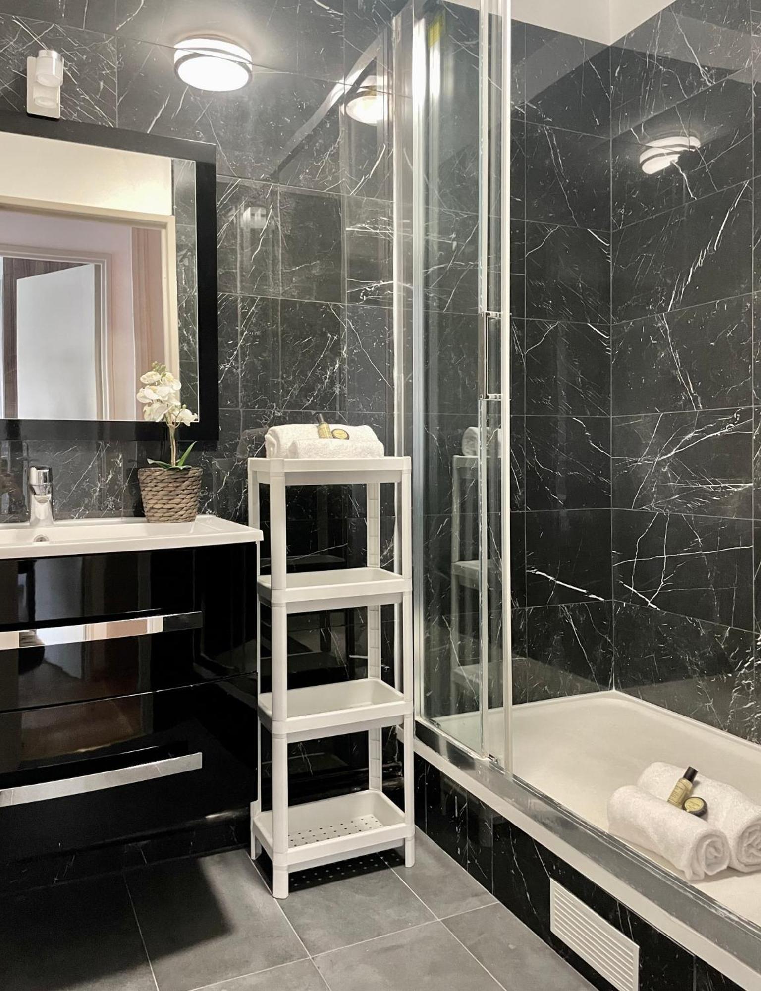 Luxurious & Spacious Flat In *