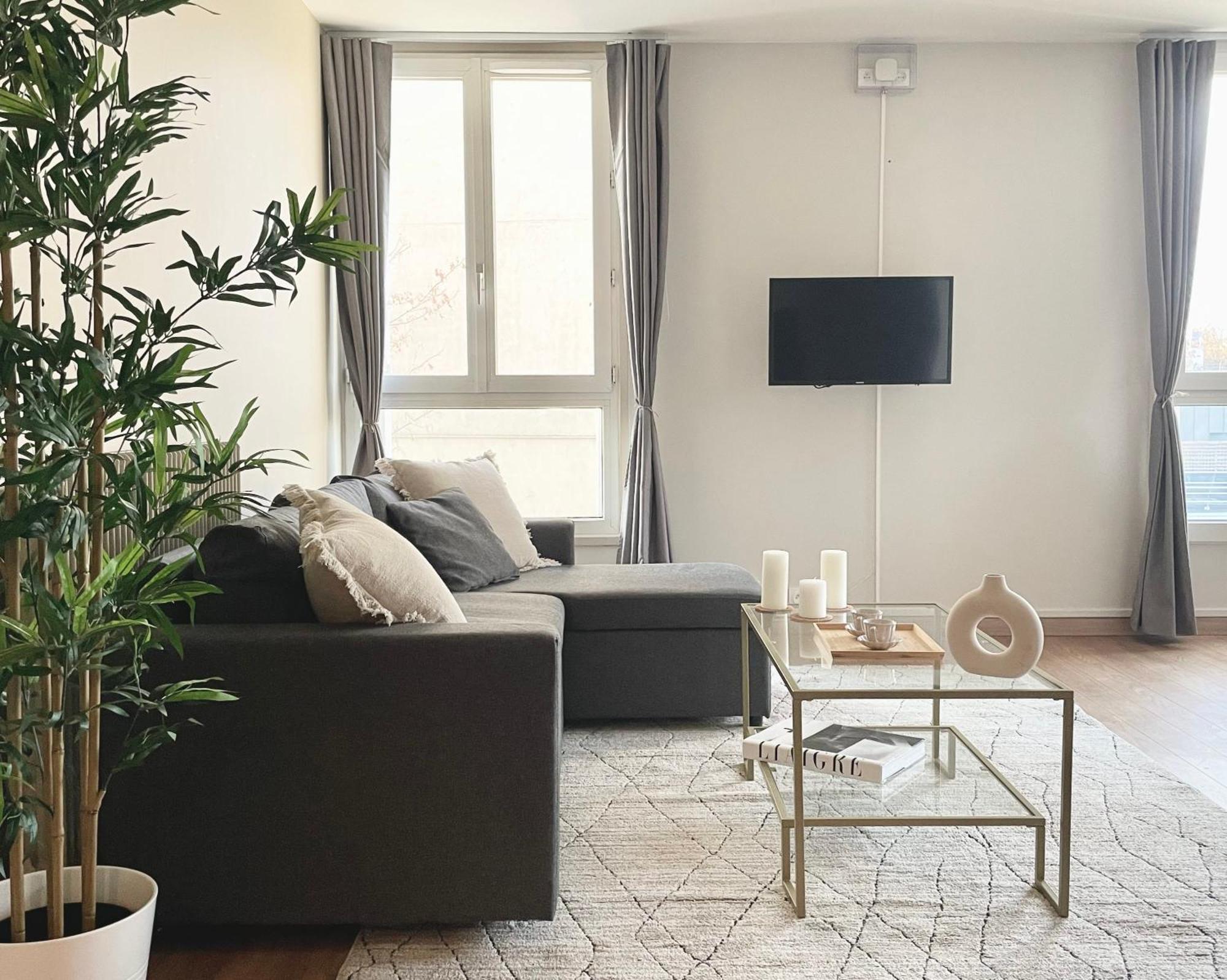 Luxurious & Spacious Flat In *