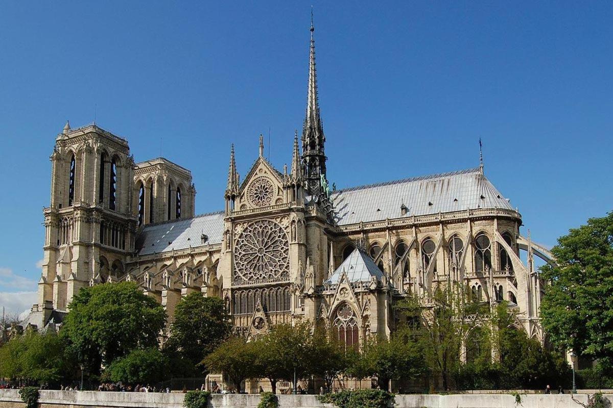 Moderne Artistique Sur Les Toits De Vue Sur Notre-dame Et La Seine Appartement