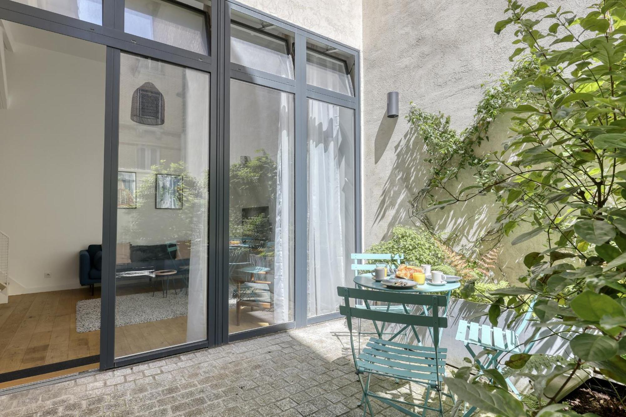 Les De Montmartre - Secret Courtyard * Paris
