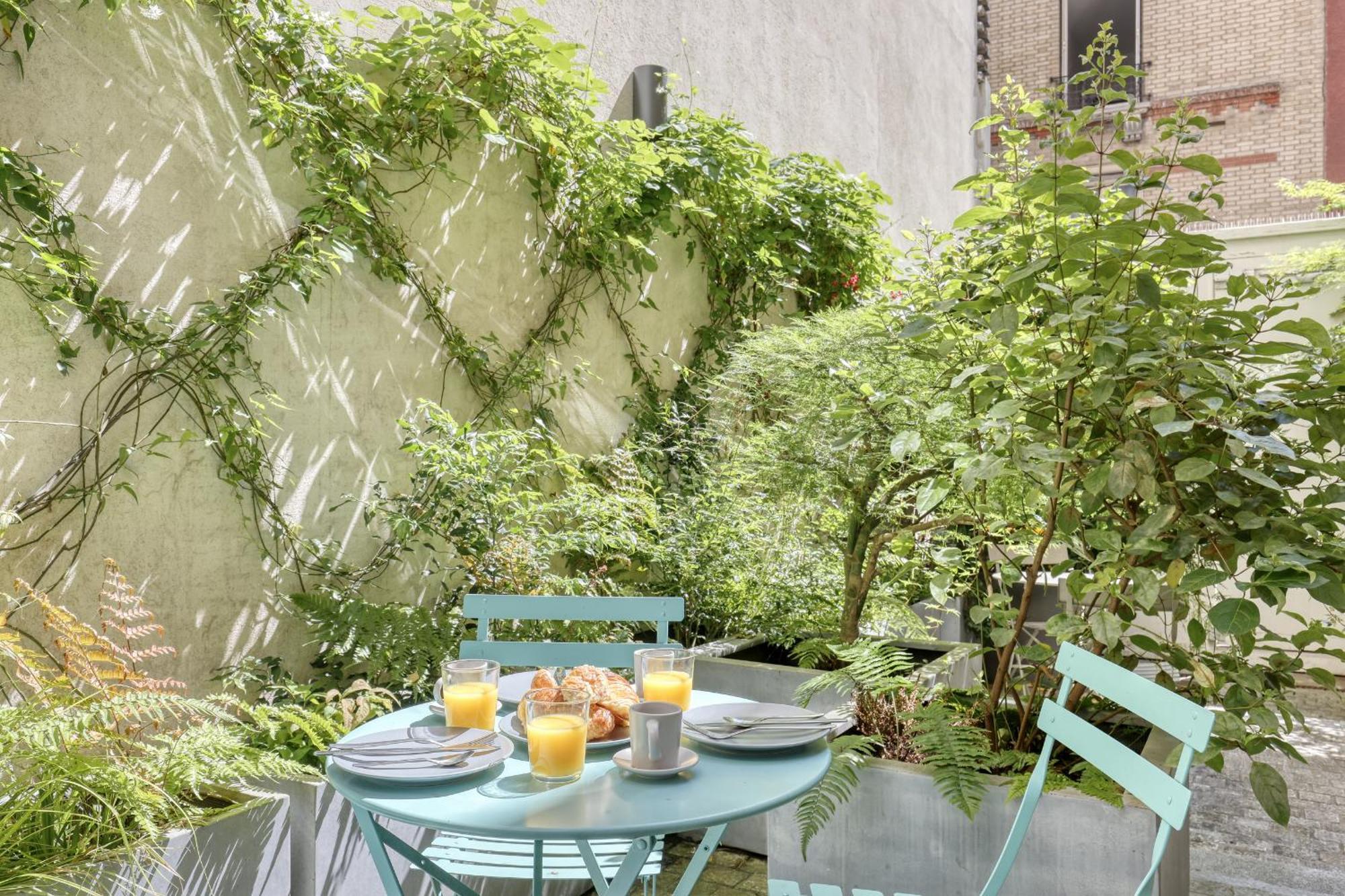 Les De Montmartre - Secret Courtyard * Paris