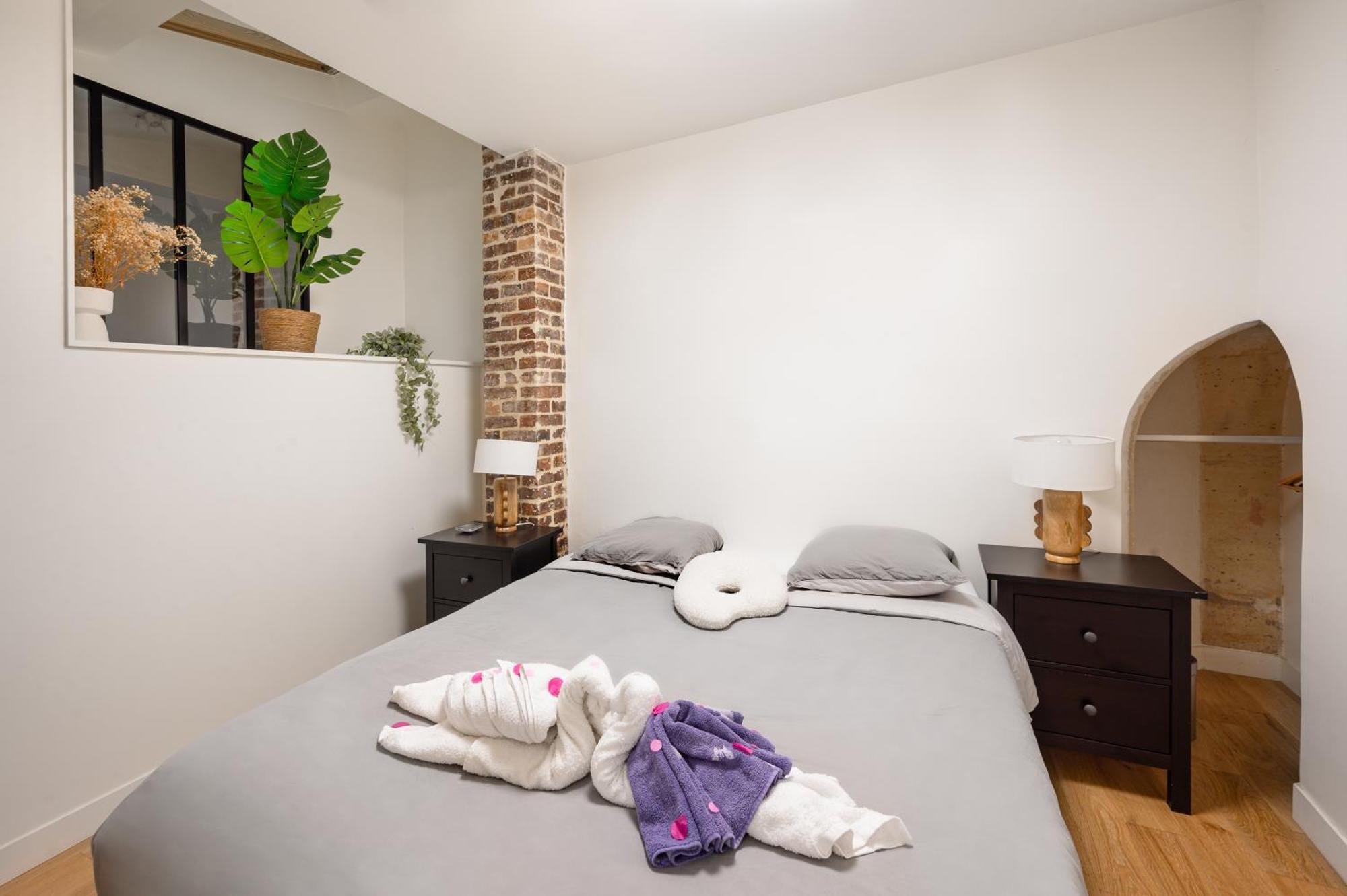 Part Of Saint-germain-des Pres / 3 Bedrooms Apartment