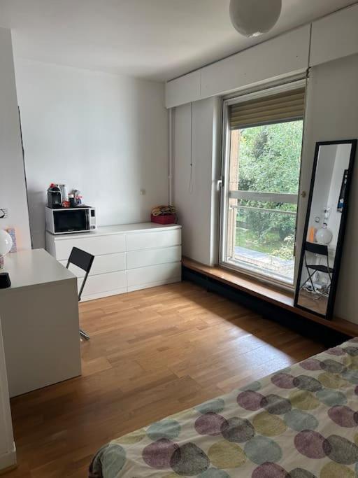 Charmant Studio, Central