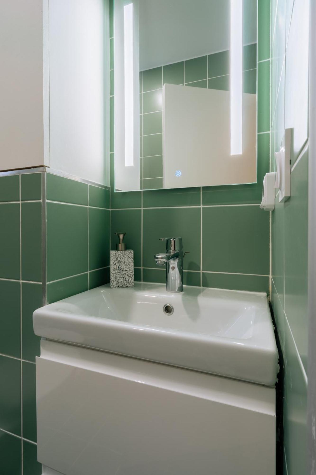 Stunning 1 Bedroom In Apartment