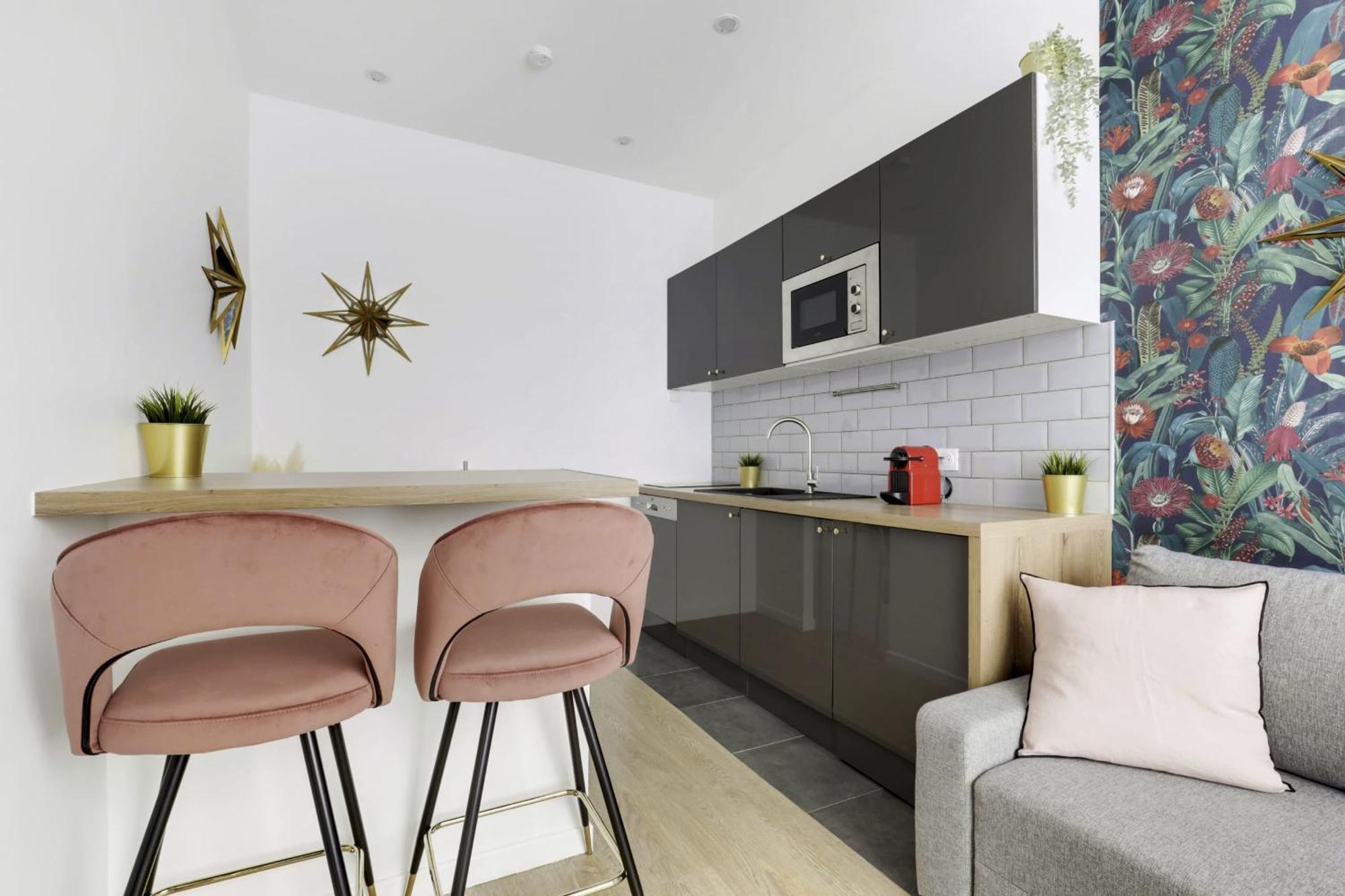 Renovated And Bright Street Side
