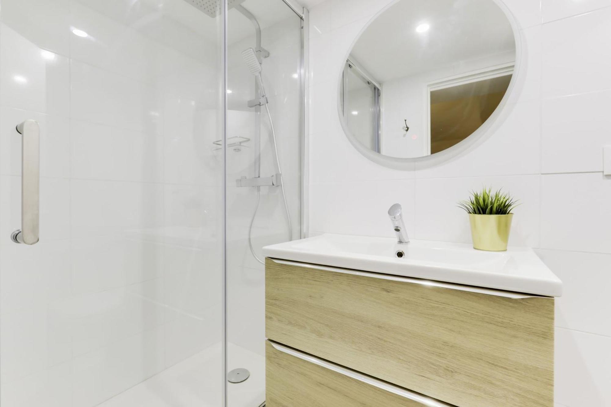 Renovated And Bright Street Side Apartment *