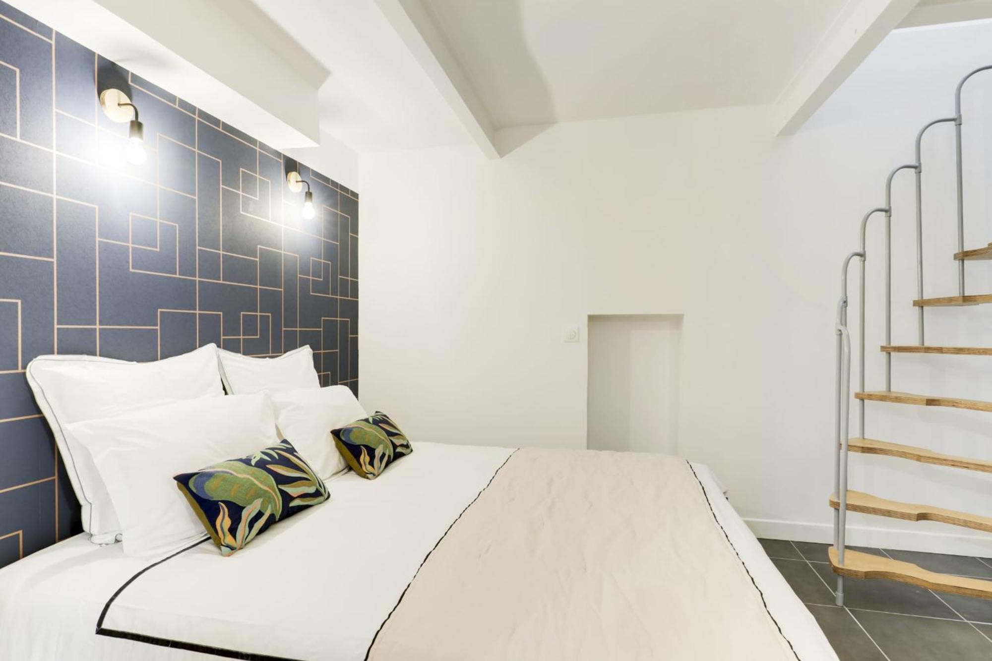 Renovated And Bright Street Side Apartment Paris