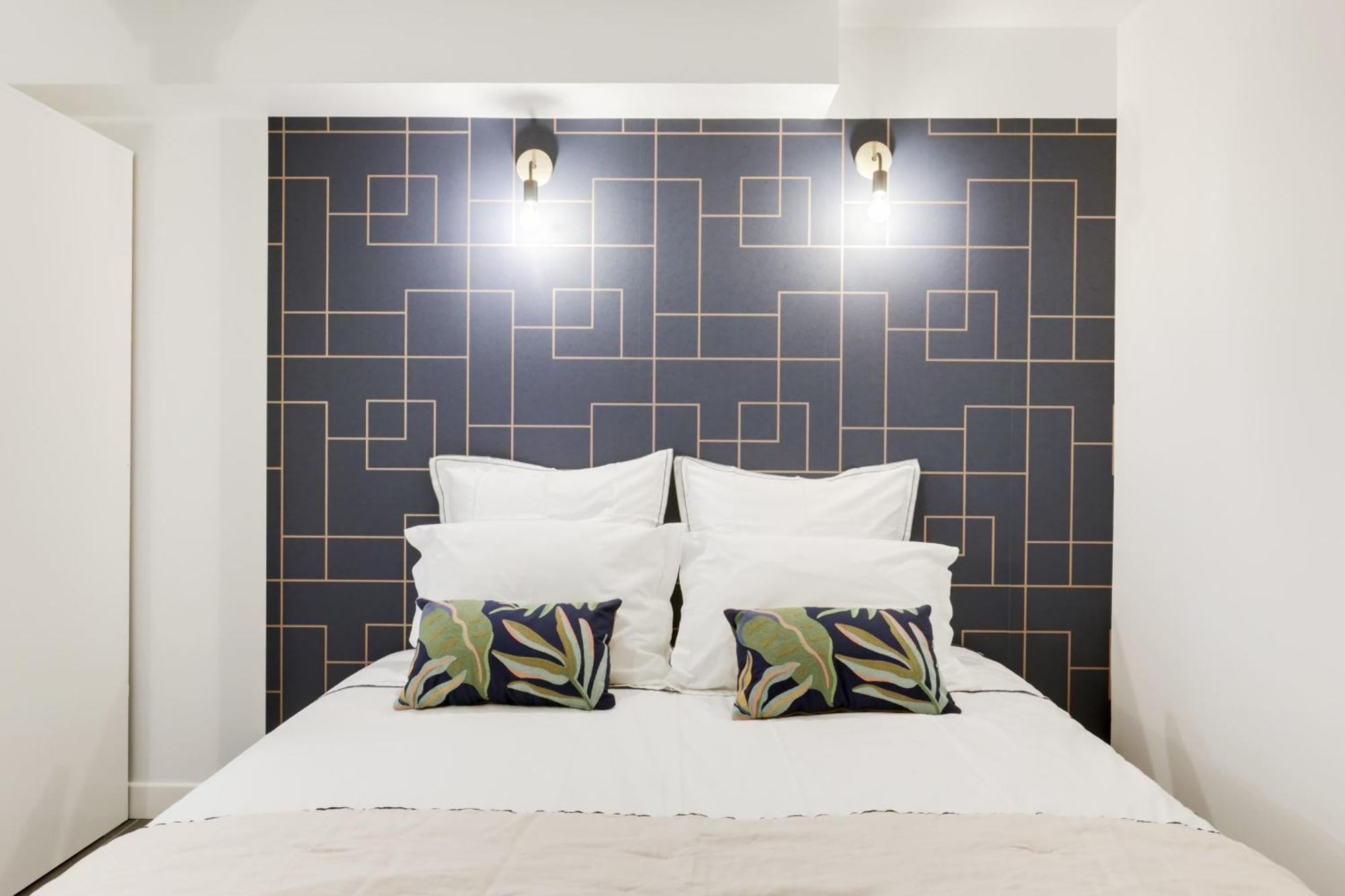 Renovated And Bright Street Side *