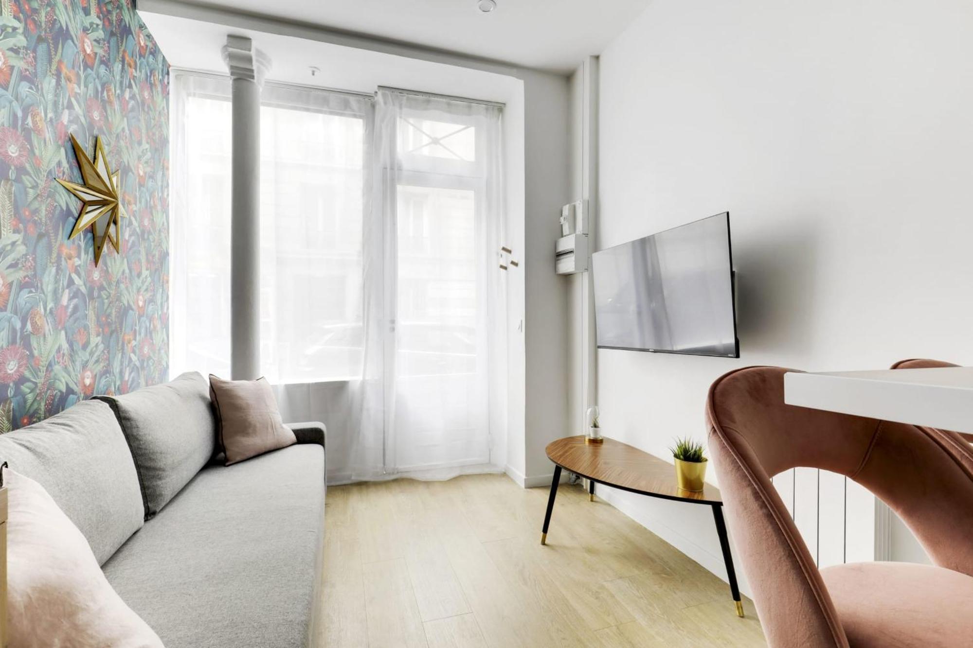 Renovated And Bright Street Side Apartment *